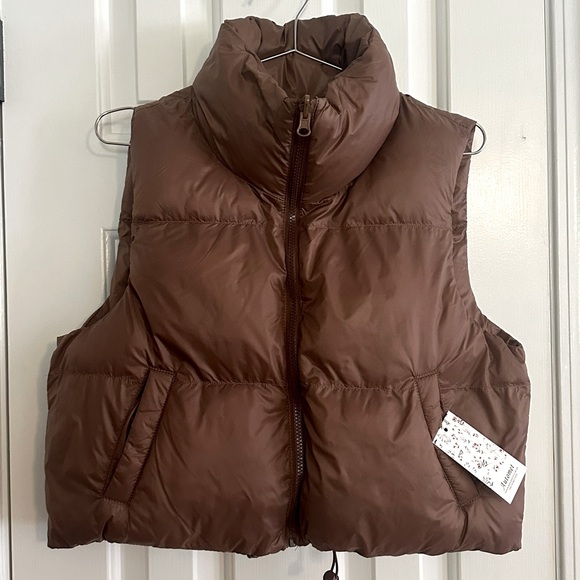 NWT- Women’s Lightweight Sleeveless Cropped Puffer Vest, medium, brown - Picture 3 of 9